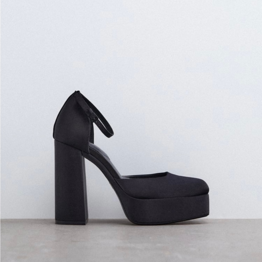 NWOT Heeled platform shoes w ankle strap